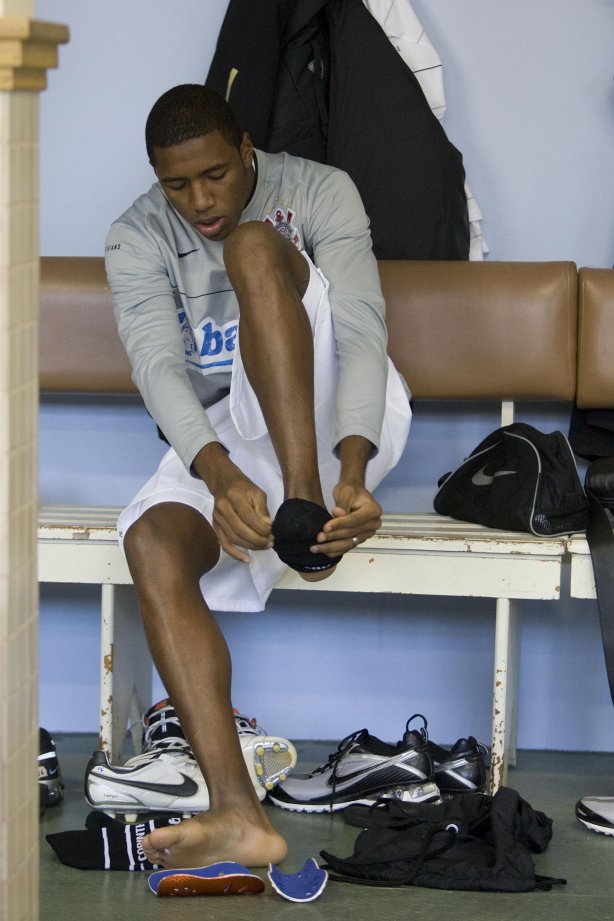GREMIO/RS X CORINTHIANS/SP - Jucilei nos vestiários antes da partida realizada esta tarde no estádio Olímpico, em Porto Alegre, válida pelo turno do Campeonato Brasileiro de 2009