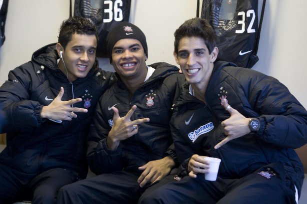 GREMIO/RS X CORINTHIANS/SP - Marcelinho;Dentinho e Henrique nos vestiários antes da partida realizada esta tarde no estádio Olímpico, em Porto Alegre, válida pelo turno do Campeonato Brasileiro de 2009