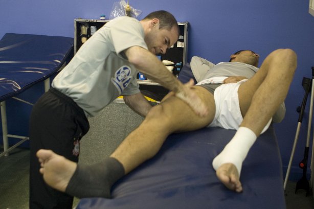 GREMIO/RS X CORINTHIANS/SP - O fisioterapeuta Betinho e André Santos nos vestiários antes da partida realizada esta tarde no estádio Olímpico, em Porto Alegre, válida pelo turno do Campeonato Brasileiro de 2009