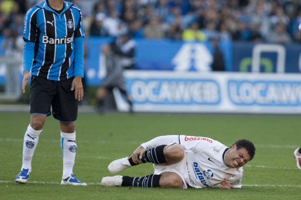 GREMIO/RS X CORINTHIANS/SP - Ronaldo no chao, em um lance da partida realizada esta tarde no estádio Olímpico, em Porto Alegre, válida pelo turno do Campeonato Brasileiro de 2009