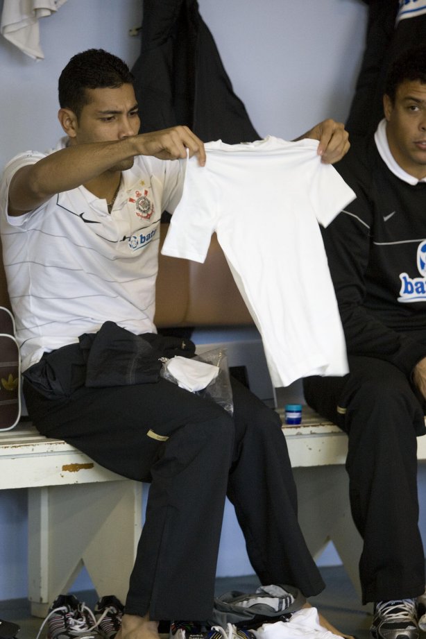 GREMIO/RS X CORINTHIANS/SP -André Santos nos vestiários antes da partida realizada esta tarde no estádio Olímpico, em Porto Alegre, válida pelo turno do Campeonato Brasileiro de 2009
