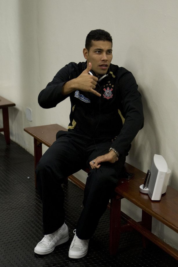 CORINTHIANS/SP X SPORT/RECIFE - André Santos nos vestiários antes da partida realizada esta noite no estádio do Pacaembu, zona oeste da cidade, válida pelo turno do Campeonato Brasileiro de 2009