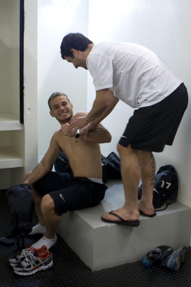 CORINTHIANS/SP X SPORT/RECIFE - Douglas brinca com Morais nos vestiários antes da partida realizada esta noite no estádio do Pacaembu, zona oeste da cidade, válida pelo turno do Campeonato Brasileiro de 2009