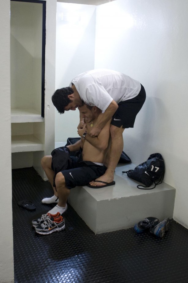 CORINTHIANS/SP X SPORT/RECIFE - Douglas brinca com Morais nos vestiários antes da partida realizada esta noite no estádio do Pacaembu, zona oeste da cidade, válida pelo turno do Campeonato Brasileiro de 2009