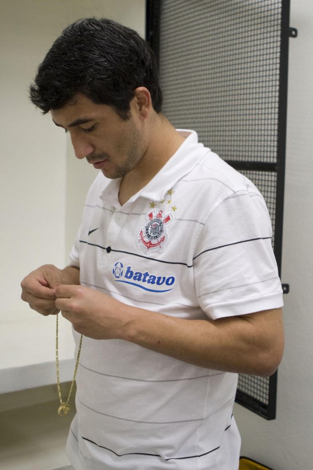CORINTHIANS/SP X SPORT/RECIFE - Douglas nos vestiários antes da partida realizada esta noite no estádio do Pacaembu, zona oeste da cidade, válida pelo turno do Campeonato Brasileiro de 2009