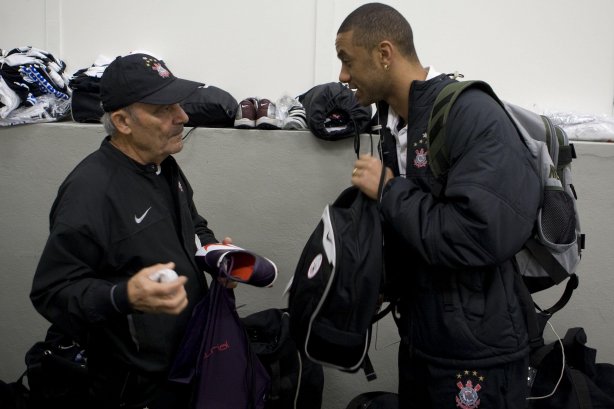 CORINTHIANS/SP X SPORT/RECIFE - Miranda, roupeiro, e Cristian nos vestiários antes da partida realizada esta noite no estádio do Pacaembu, zona oeste da cidade, válida pelo turno do Campeonato Brasileiro de 2009