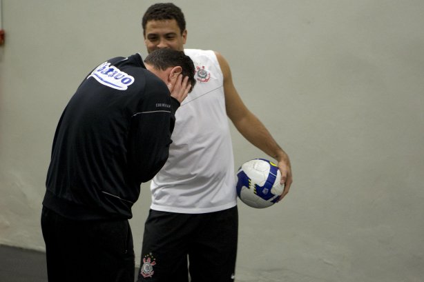 CORINTHIANS/SP X SPORT/RECIFE - Ronaldo da petelecos em Antônio Carlos Bona, preparador físico nos vestiários antes da partida realizada esta noite no estádio do Pacaembu, zona oeste da cidade, válida pelo turno do Campeonato Brasileiro de 2009