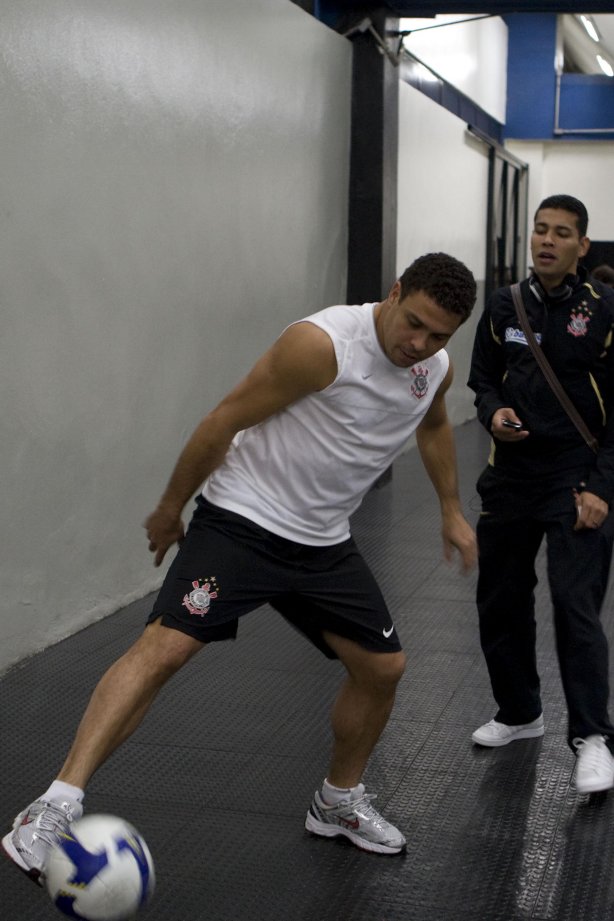 CORINTHIANS/SP X SPORT/RECIFE - Ronaldo e André Santos nos vestiários antes da partida realizada esta noite no estádio do Pacaembu, zona oeste da cidade, válida pelo turno do Campeonato Brasileiro de 2009