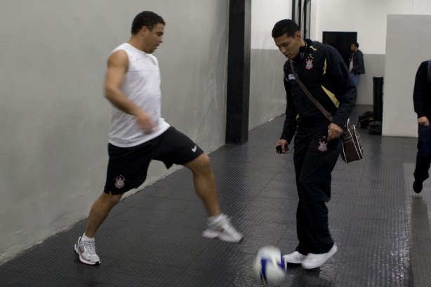 CORINTHIANS/SP X SPORT/RECIFE - Ronaldo e André Santos nos vestiários antes da partida realizada esta noite no estádio do Pacaembu, zona oeste da cidade, válida pelo turno do Campeonato Brasileiro de 2009