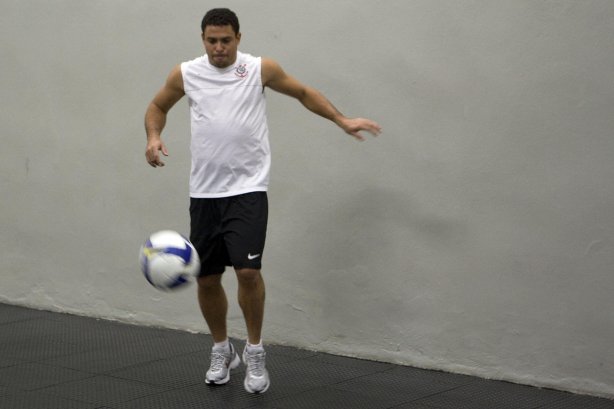 CORINTHIANS/SP X SPORT/RECIFE - Ronaldo nos vestiários antes da partida realizada esta noite no estádio do Pacaembu, zona oeste da cidade, válida pelo turno do Campeonato Brasileiro de 2009