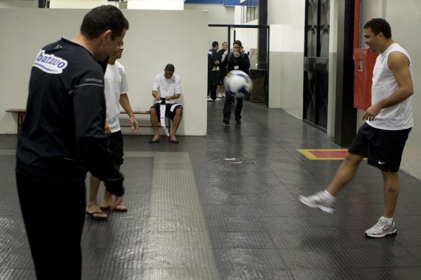 CORINTHIANS/SP X SPORT/RECIFE - Ronaldo nos vestiários antes da partida realizada esta noite no estádio do Pacaembu, zona oeste da cidade, válida pelo turno do Campeonato Brasileiro de 2009