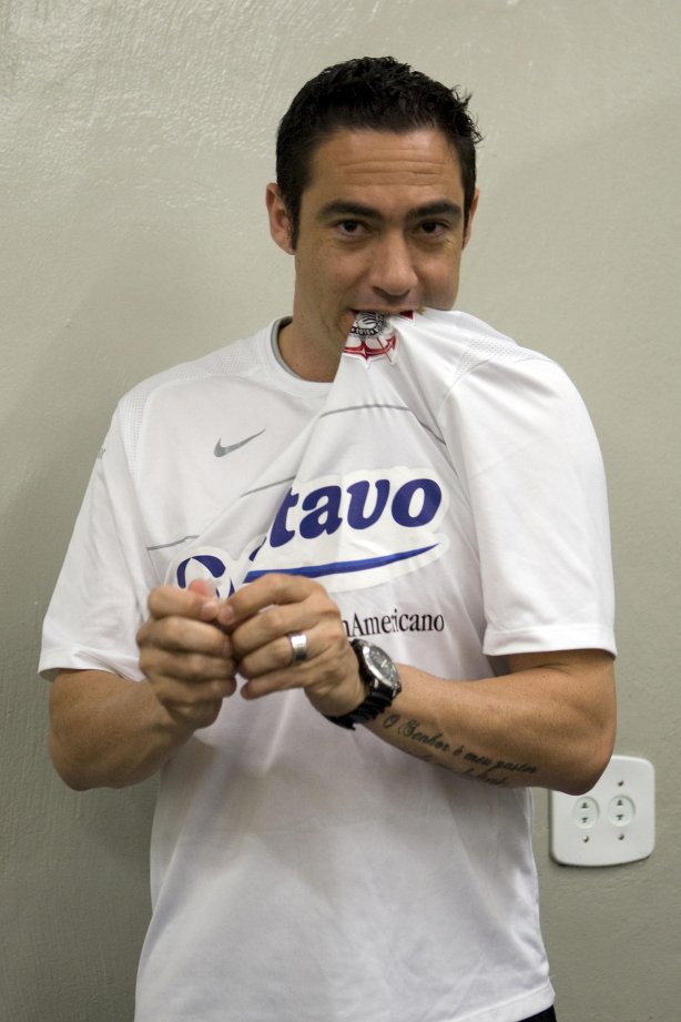 CORINTHIANS/SP X SANTOS/SP - Chicão nos vestiários antes da partida realizada esta noite no estádio do Pacaembu, zona oeste da cidade, válida pelo returno do Campeonato Brasileiro de 2009