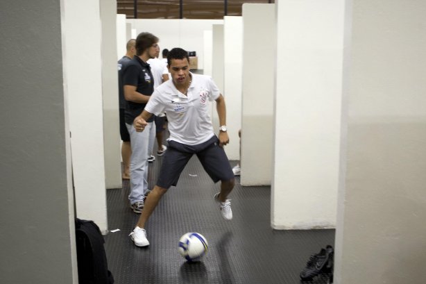 CORINTHIANS/SP X SANTOS/SP - Dentinho nos vestiários antes da partida realizada esta noite no estádio do Pacaembu, zona oeste da cidade, válida pelo returno do Campeonato Brasileiro de 2009