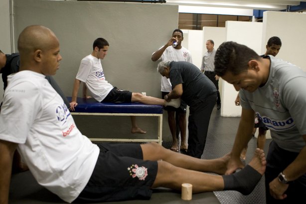 CORINTHIANS/SP X SANTOS/SP - Jogadores nos vestiários antes da partida realizada esta noite no estádio do Pacaembu, zona oeste da cidade, válida pelo returno do Campeonato Brasileiro de 2009