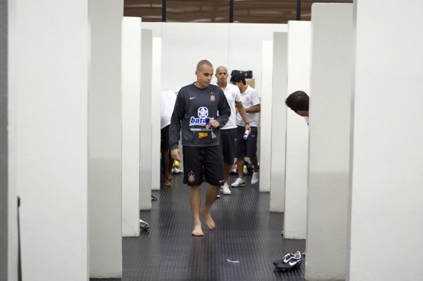 CORINTHIANS/SP X SANTOS/SP - Julio Cesar nos vestiários antes da partida realizada esta noite no estádio do Pacaembu, zona oeste da cidade, válida pelo returno do Campeonato Brasileiro de 2009