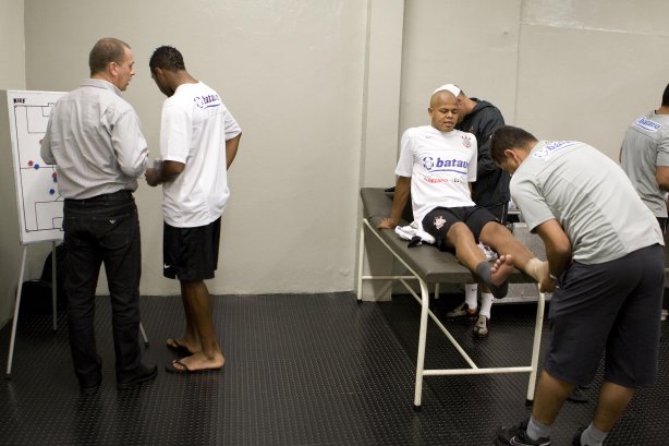 CORINTHIANS/SP X SANTOS/SP - Mano Menezes orienta Jucilei, de costas, nos vestiários antes da partida realizada esta noite no estádio do Pacaembu, zona oeste da cidade, válida pelo returno do Campeonato Brasileiro de 2009