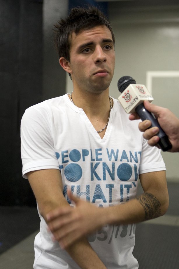 CORINTHIANS/SP X SANTOS/SP - Matias Defederico nos vestiários antes da partida realizada esta noite no estádio do Pacaembu, zona oeste da cidade, válida pelo returno do Campeonato Brasileiro de 2009