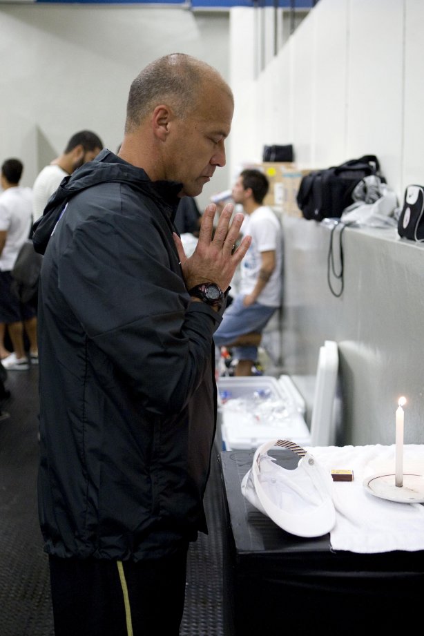 CORINTHIANS/SP X SANTOS/SP - O preparador de goleiros Mauri Lima rezando nos vestiários antes da partida realizada esta noite no estádio do Pacaembu, zona oeste da cidade, válida pelo returno do Campeonato Brasileiro de 2009