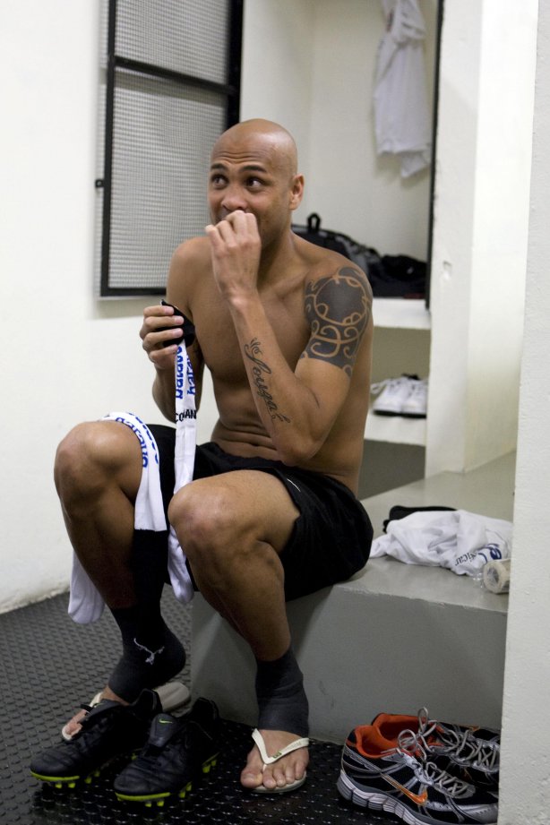 CORINTHIANS/SP X SANTOS/SP - Souza nos vestiários antes da partida realizada esta noite no estádio do Pacaembu, zona oeste da cidade, válida pelo returno do Campeonato Brasileiro de 2009