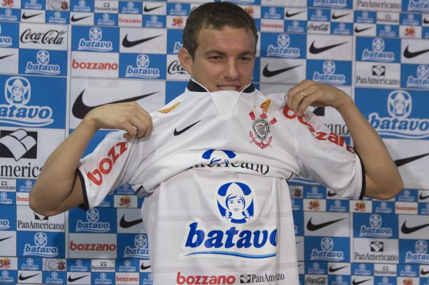 O volante Marcelo Mattos foi apresentado esta manhã antes do treino do Corinthians realizado esta manhã no Parque São Jorge, zona leste da cidade; o próximo jogo do time será dia 16/09, contra o Coritiba, no Couto Pereira, em Curitiba, pelo returno do Campeonato Brasileiro 2009