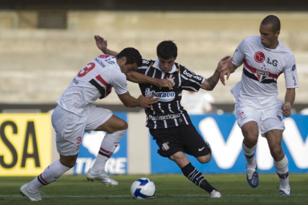 SAO PAULO/SP X CORINTHIANS/SP - André Silva; Defederico e Miranda em um lance da partida realizada esta tarde no estádio do Morumbi, zona sul da cidade, válida pelo returno do Campeonato Brasileiro de 2009