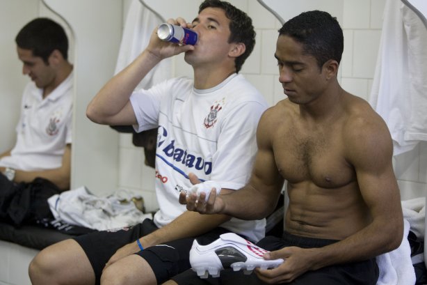 SAO PAULO/SP X CORINTHIANS/SP - Balbuena e Jorge Henrique nos vestiários antes da partida realizada esta tarde no estádio do Morumbi, zona sul da cidade, válida pelo returno do Campeonato Brasileiro de 2009