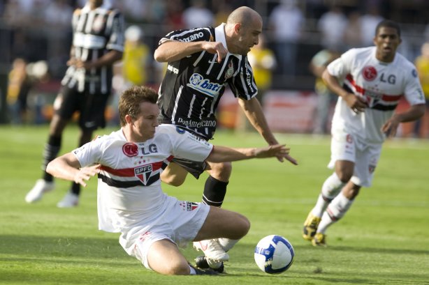 SAO PAULO/SP X CORINTHIANS/SP - Dagoberto e Alessandro em um lance da partida realizada esta tarde no estádio do Morumbi, zona sul da cidade, válida pelo returno do Campeonato Brasileiro de 2009