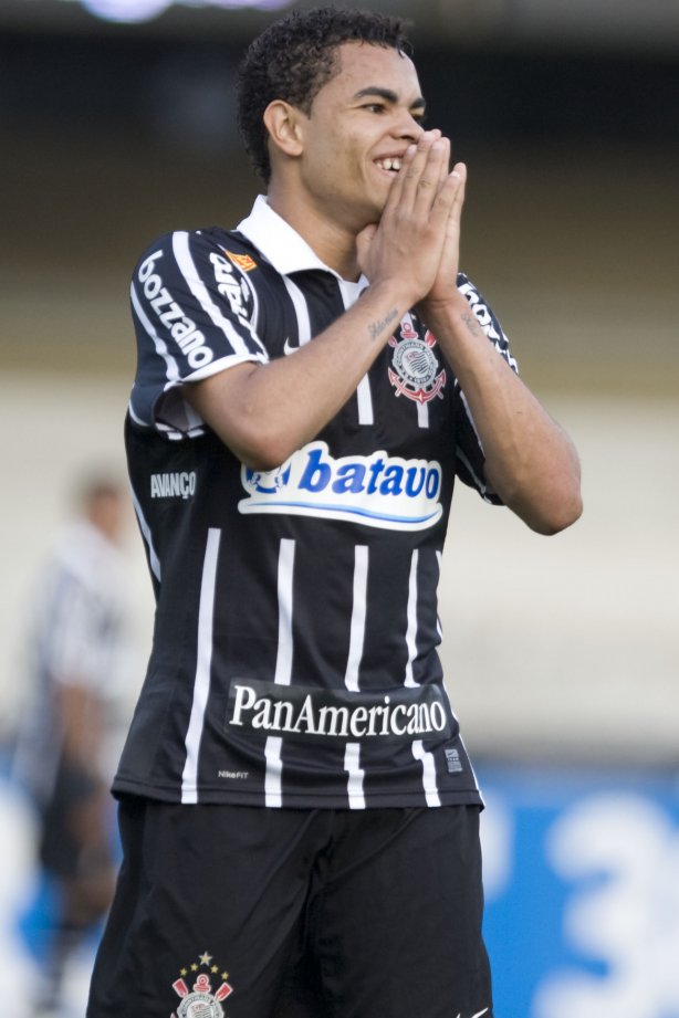 SAO PAULO/SP X CORINTHIANS/SP - Dentinho em um lance da partida realizada esta tarde no estádio do Morumbi, zona sul da cidade, válida pelo returno do Campeonato Brasileiro de 2009