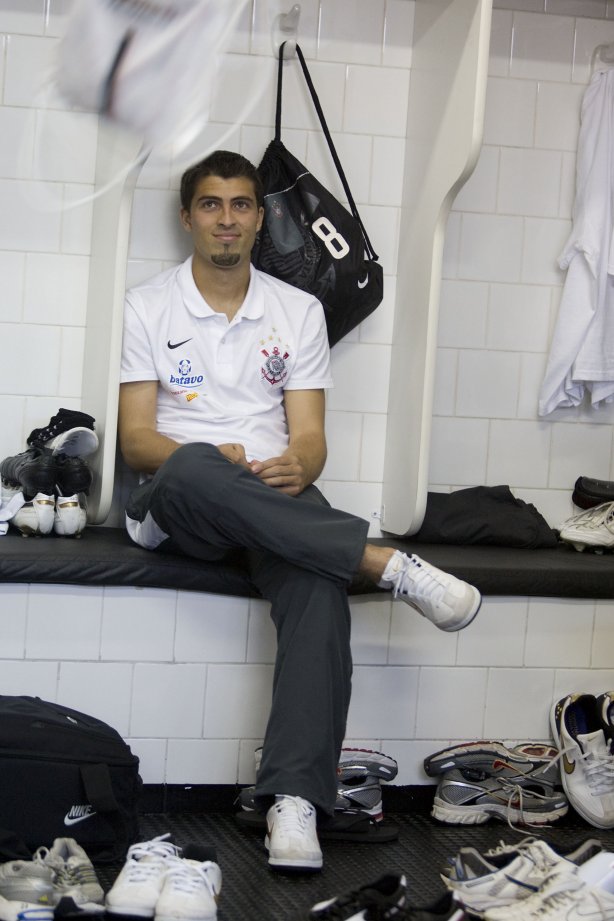SAO PAULO/SP X CORINTHIANS/SP - Diego nos vestiários antes da partida realizada esta tarde no estádio do Morumbi, zona sul da cidade, válida pelo returno do Campeonato Brasileiro de 2009