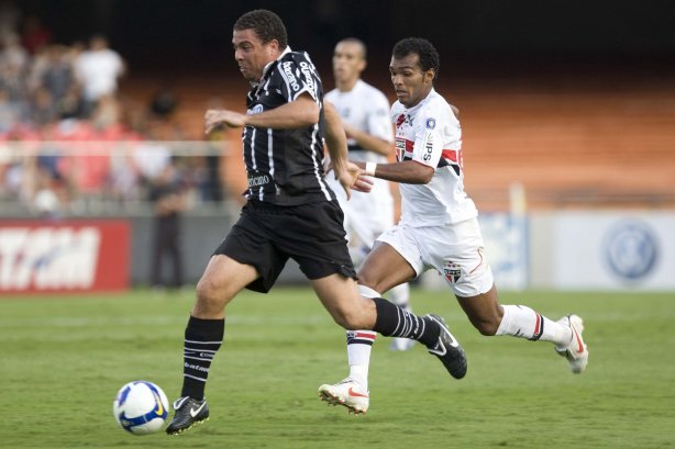 SAO PAULO/SP X CORINTHIANS/SP - em um lance da partida realizada esta tarde no estádio do Morumbi, zona sul da cidade, válida pelo returno do Campeonato Brasileiro de 2009