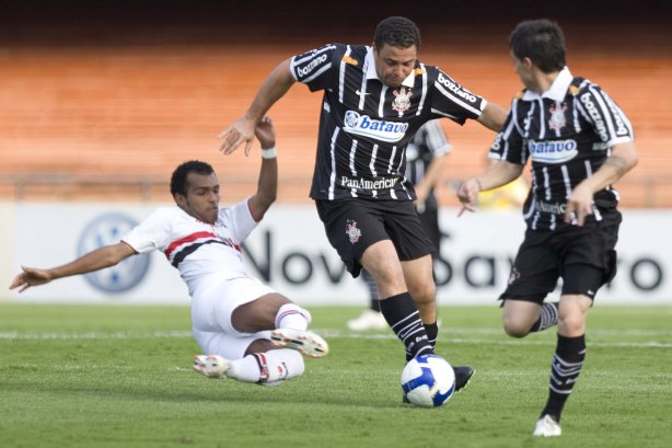 SAO PAULO/SP X CORINTHIANS/SP - em um lance da partida realizada esta tarde no estádio do Morumbi, zona sul da cidade, válida pelo returno do Campeonato Brasileiro de 2009