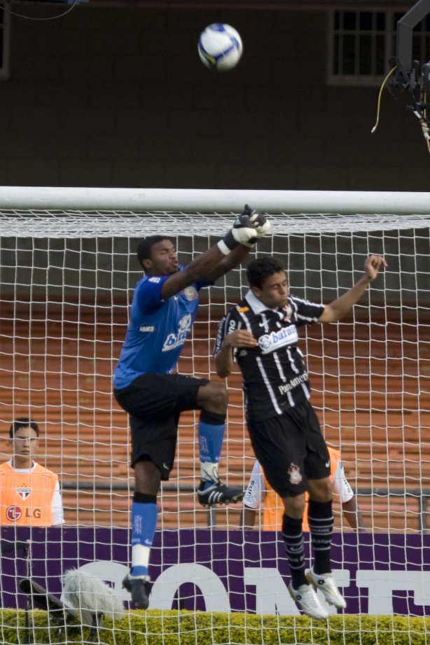 SAO PAULO/SP X CORINTHIANS/SP - em um lance da partida realizada esta tarde no estádio do Morumbi, zona sul da cidade, válida pelo returno do Campeonato Brasileiro de 2009