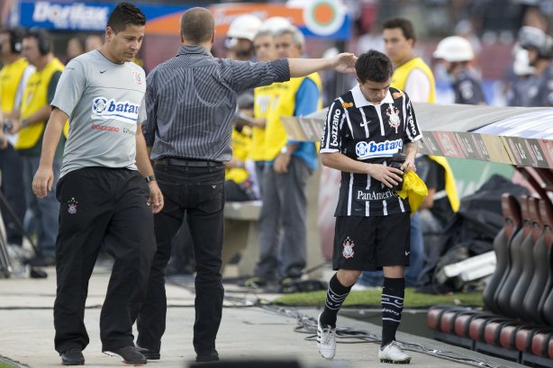 SAO PAULO/SP X CORINTHIANS/SP - em um lance da partida realizada esta tarde no estádio do Morumbi, zona sul da cidade, válida pelo returno do Campeonato Brasileiro de 2009