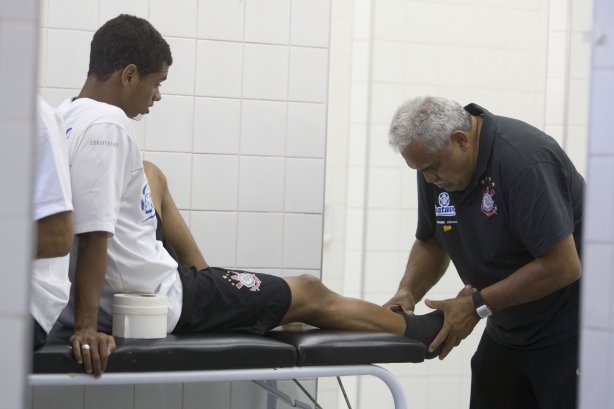 SAO PAULO/SP X CORINTHIANS/SP - Jadson e Ceará nos vestiários antes da partida realizada esta tarde no estádio do Morumbi, zona sul da cidade, válida pelo returno do Campeonato Brasileiro de 2009