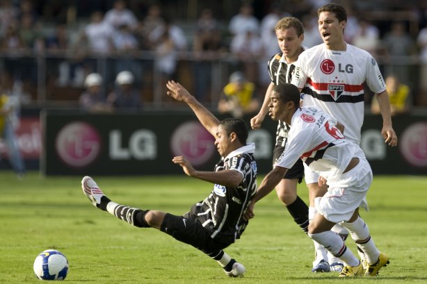 SAO PAULO/SP X CORINTHIANS/SP - Jorge Henriquel Jr Cesar; Marcelo Mattos e Dagoberto em um lance da partida realizada esta tarde no estádio do Morumbi, zona sul da cidade, válida pelo returno do Campeonato Brasileiro de 2009