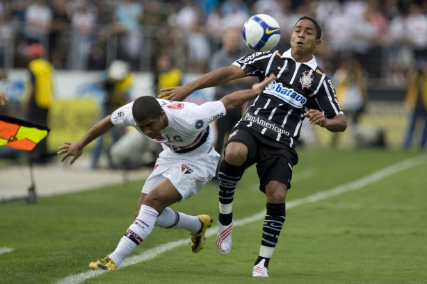 SAO PAULO/SP X CORINTHIANS/SP - Jr Cesar e Jorge Henrique em um lance da partida realizada esta tarde no estádio do Morumbi, zona sul da cidade, válida pelo returno do Campeonato Brasileiro de 2009