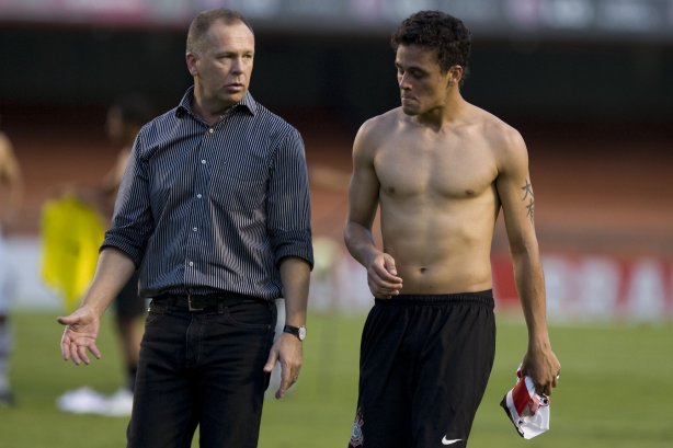 SAO PAULO/SP X CORINTHIANS/SP - Mano Menezes e Marcinho em um lance da partida realizada esta tarde no estádio do Morumbi, zona sul da cidade, válida pelo returno do Campeonato Brasileiro de 2009