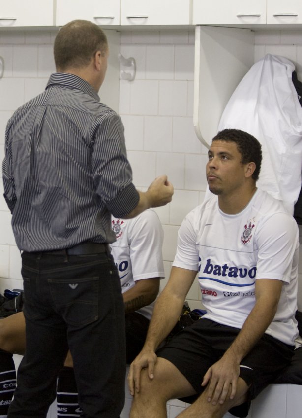 SAO PAULO/SP X CORINTHIANS/SP - Mano Menezes e Ronaldo nos vestiários antes da partida realizada esta tarde no estádio do Morumbi, zona sul da cidade, válida pelo returno do Campeonato Brasileiro de 2009
