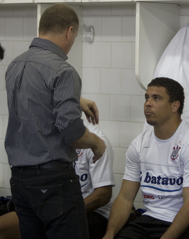 SAO PAULO/SP X CORINTHIANS/SP - Mano Menezes e Ronaldo nos vestiários antes da partida realizada esta tarde no estádio do Morumbi, zona sul da cidade, válida pelo returno do Campeonato Brasileiro de 2009