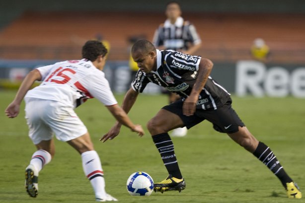 SAO PAULO/SP X CORINTHIANS/SP - Marlos e Bill em um lance da partida realizada esta tarde no estádio do Morumbi, zona sul da cidade, válida pelo returno do Campeonato Brasileiro de 2009