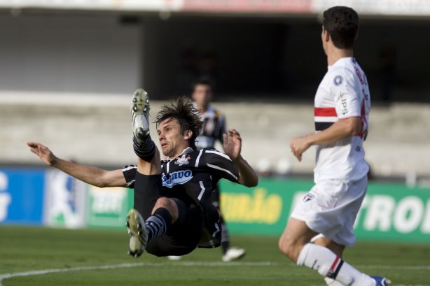 SAO PAULO/SP X CORINTHIANS/SP - Paulo André e Hernanes em um lance da partida realizada esta tarde no estádio do Morumbi, zona sul da cidade, válida pelo returno do Campeonato Brasileiro de 2009
