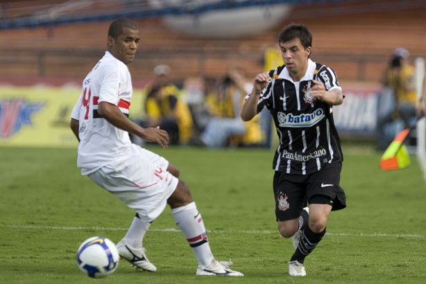 SAO PAULO/SP X CORINTHIANS/SP - Renato Silva e Defederico em um lance da partida realizada esta tarde no estádio do Morumbi, zona sul da cidade, válida pelo returno do Campeonato Brasileiro de 2009