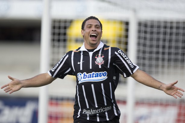 SAO PAULO/SP X CORINTHIANS/SP - Ronaldo comemora seu gol em um lance da partida realizada esta tarde no estádio do Morumbi, zona sul da cidade, válida pelo returno do Campeonato Brasileiro de 2009
