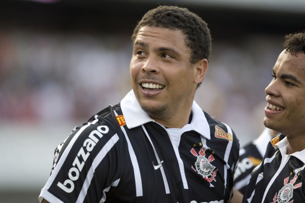 SAO PAULO/SP X CORINTHIANS/SP - Ronaldo comemora seu gol com Dentinho em um lance da partida realizada esta tarde no estádio do Morumbi, zona sul da cidade, válida pelo returno do Campeonato Brasileiro de 2009