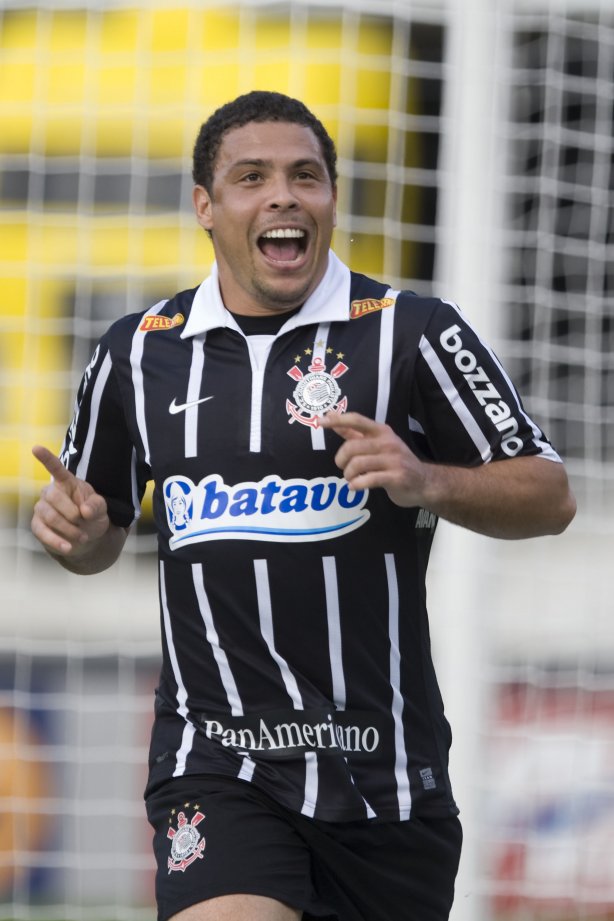 SAO PAULO/SP X CORINTHIANS/SP - Ronaldo comemora seu gol em um lance da partida realizada esta tarde no estádio do Morumbi, zona sul da cidade, válida pelo returno do Campeonato Brasileiro de 2009