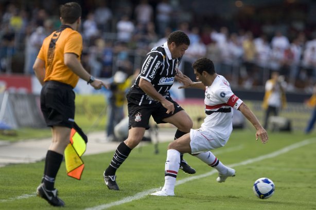SAO PAULO/SP X CORINTHIANS/SP - Ronaldo e André Dias em um lance da partida realizada esta tarde no estádio do Morumbi, zona sul da cidade, válida pelo returno do Campeonato Brasileiro de 2009