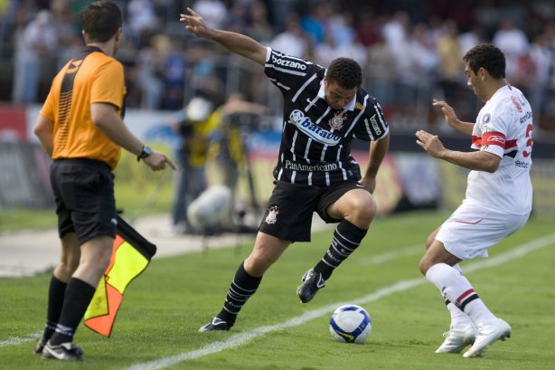 SAO PAULO/SP X CORINTHIANS/SP - Ronaldo e André Santos em um lance da partida realizada esta tarde no estádio do Morumbi, zona sul da cidade, válida pelo returno do Campeonato Brasileiro de 2009