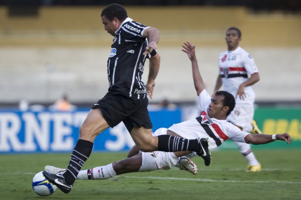 SAO PAULO/SP X CORINTHIANS/SP - Ronaldo e Richarlyson em um lance da partida realizada esta tarde no estádio do Morumbi, zona sul da cidade, válida pelo returno do Campeonato Brasileiro de 2009