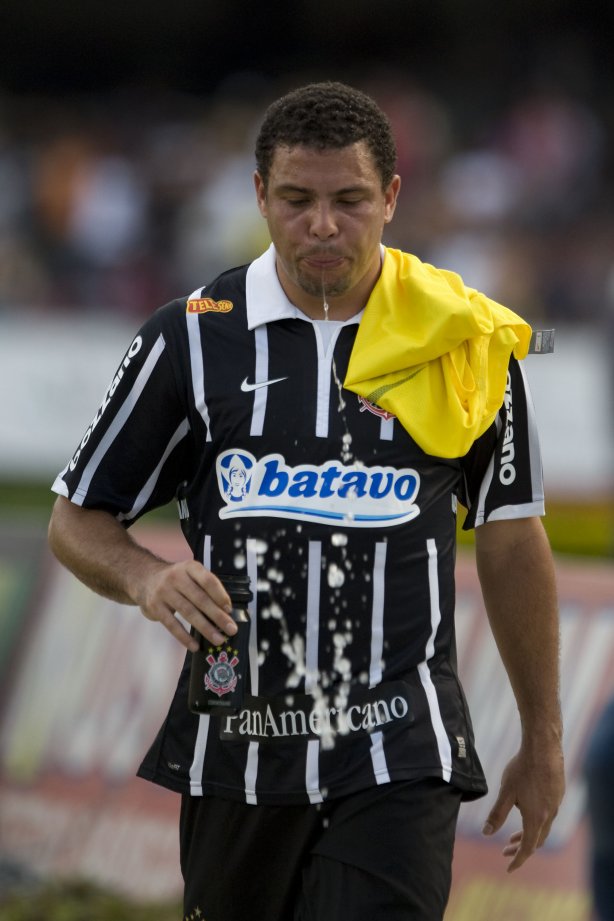 SAO PAULO/SP X CORINTHIANS/SP - Ronaldo em um lance da partida realizada esta tarde no estádio do Morumbi, zona sul da cidade, válida pelo returno do Campeonato Brasileiro de 2009