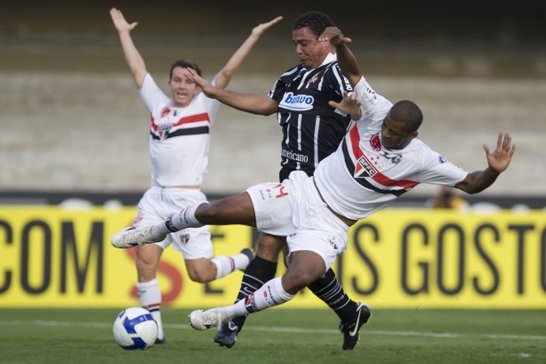 SAO PAULO/SP X CORINTHIANS/SP - Ronaldo empurra Renato Silva em um lance da partida realizada esta tarde no estádio do Morumbi, zona sul da cidade, válida pelo returno do Campeonato Brasileiro de 2009